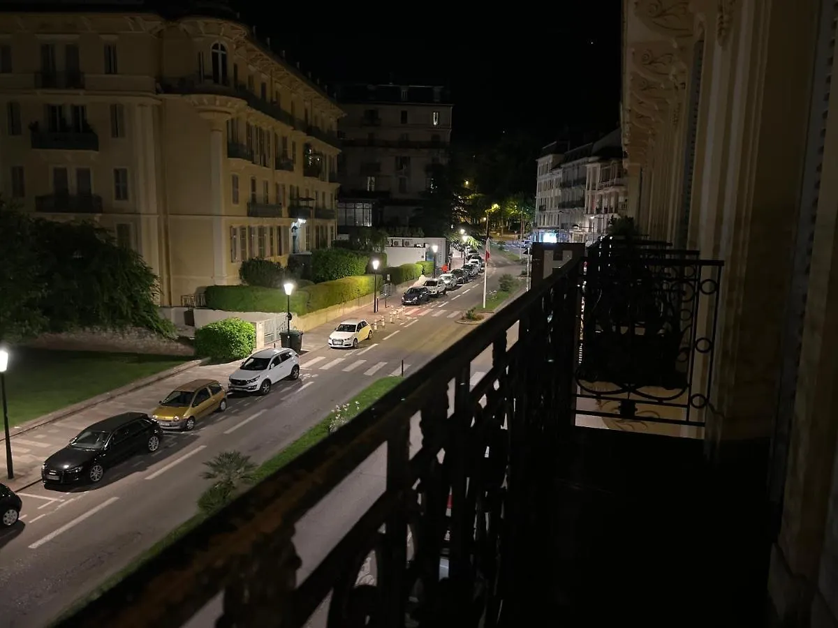 Hotel Savoy Aix-les-Bains 2*,