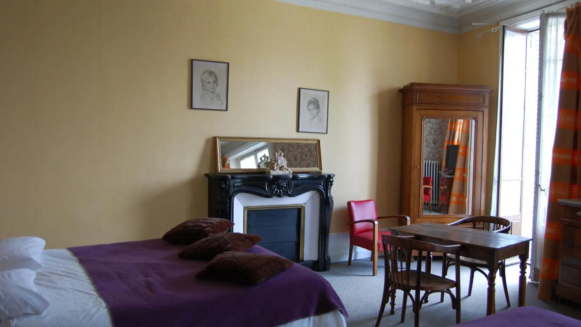 Hotel Savoy Aix-les-Bains 2*,