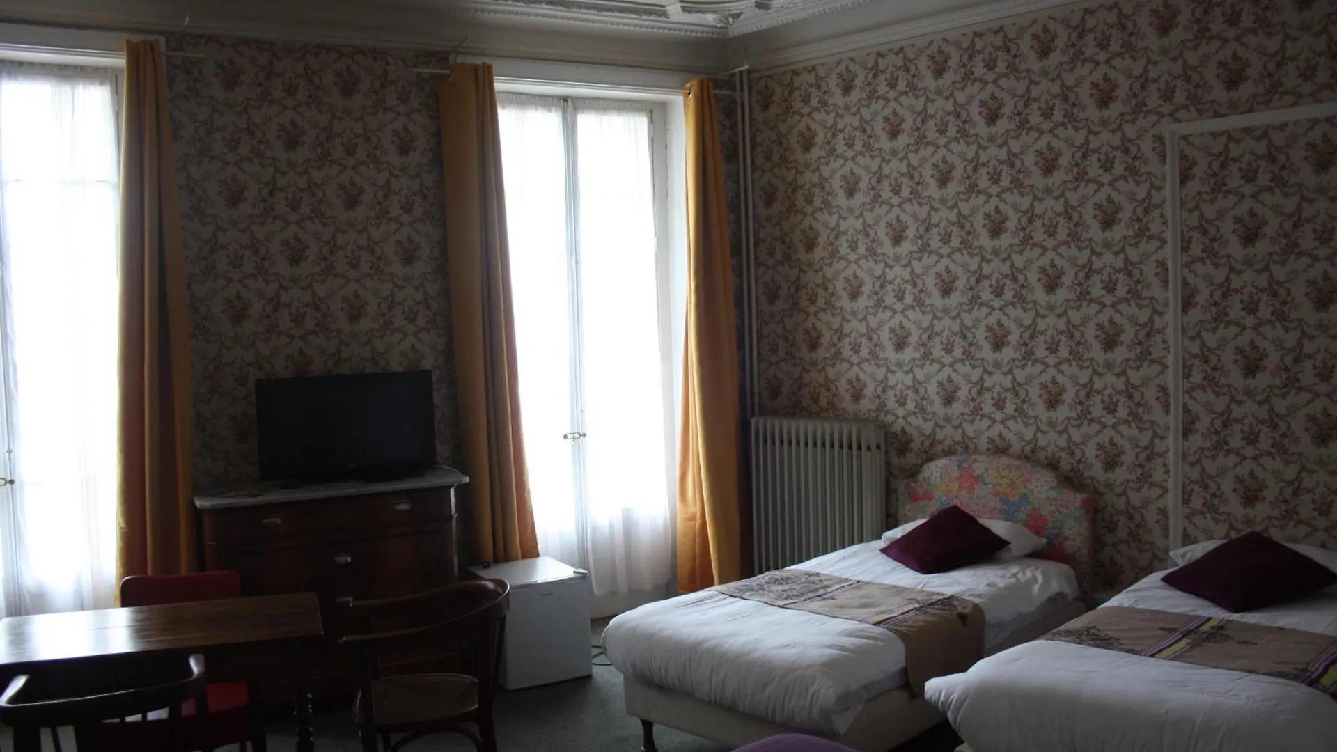 Hotel Savoy Aix-les-Bains 2*,  France